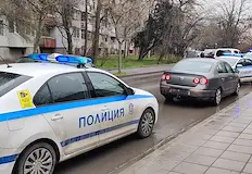 Три патрулки и медицински екип блокираха движението край бившето Руско