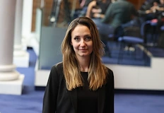 Доскорошният народен представител от БСП в Русе прегърна момченцеДоскорошният народен