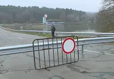 Пускат леките коли само по една лента след петмесечна блокада