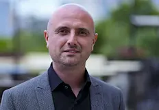 Логистичният лидер израсна от стар бус до оценка за 55