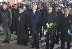 Стотици граждани се събраха на почетния ритуал в центъра на