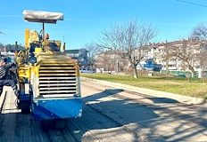 Трафикът се пренасочва по съседните улици заради разбит асфалтДвижението по