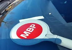 МВР издирва избягалия шофьорСлужител на МВР пострада след като шофьор