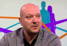 Петко Петков Румен Радев пренарежда политическия пъзелПет партии си осигуряват