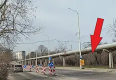 Жителите на квартал Тракция чакат под дъжда край строежаВъпреки че