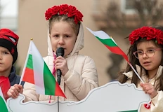 Деца и ученици изнесоха родолюбива празнична програмаЖителите на община Сливо
