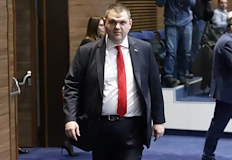 Политиците отново купуват пенсионерите преди празницитеПолитическата машина за пиар заработи