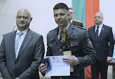 Кучето Гари и неговият водач също получиха награда за откриване