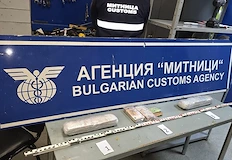 Турски шофьор отива на съд за контрабандаМитнически служители на граничния