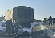Тежката машина удари лек автомобилВоенен камион се блъсна в лек