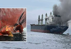 Оманският флот спаси 20 души от екипажа трима остават в