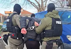 Осем души са в ареста след мащабна полицейска операцияОсем души
