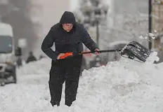 Зимната стихия затвори училища и остави хиляди хора откъснати от