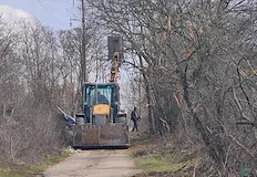 Мъж нае багер за да осигури достъп на автомобили до