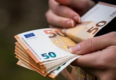 Експерти обаче критикуват плановете за нови бюджетни компенсацииПравителството подготвя финансова