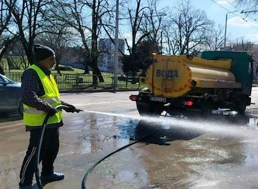 Машини мият пет основни улици в Русе