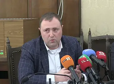 Общинска полиция ще мести автомобилите, които пречат на миенето на улиците в Русе Общинска полиция ще мести автомобилите, които пречат на миенето на улиците в Русе