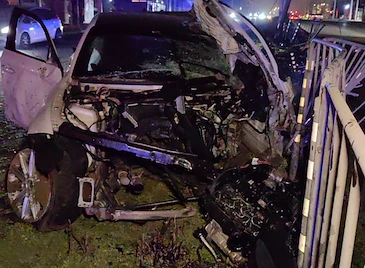 Младеж пострада при зрелищната катастрофа на булевард „Христо Ботев“