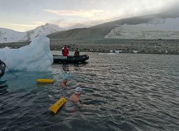 Теодор Цветков стана първият българин, преплувал ледена миля в Антарктида