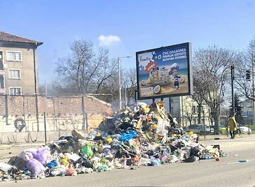 Сметовоз изсипа горящ боклук на булевард "Бозвели"