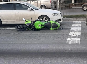 Катастрофа с моторист блокира булевард "Христо Ботев"