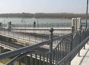 Витият мост на кея се рони под краката на русенци