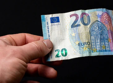 Държавата отпуска по 20 евро за гориво