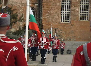 Гвардейци издигнаха трибагреника пред паметника на Незнайния воин