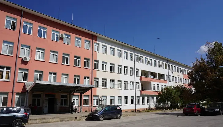 Държавното лечебно заведение остава без сестри в хирургията и реанимацията заради нова частна клиника Държавното лечебно заведение остава без сестри в хирургията и реанимацията заради нова частна клиника