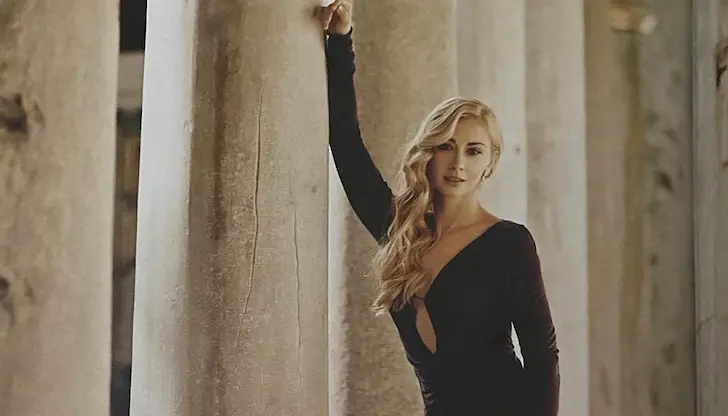 Парчето се казва "Just friends" Парчето се казва "Just friends"