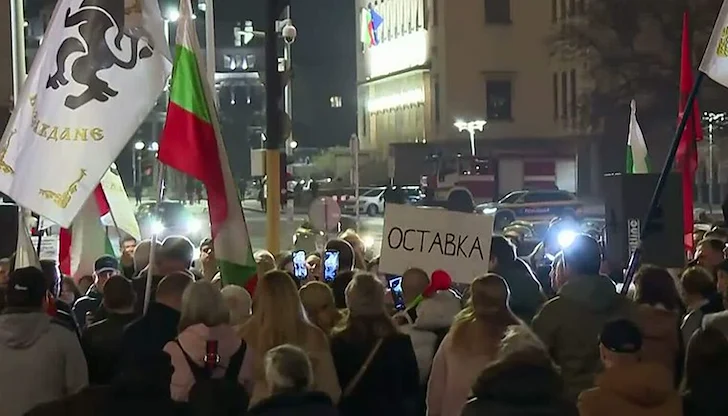 "Възраждане" блокира Министерския съвет с искане за незабавното им изтегляне "Възраждане" блокира Министерския съвет с искане за незабавното им изтегляне