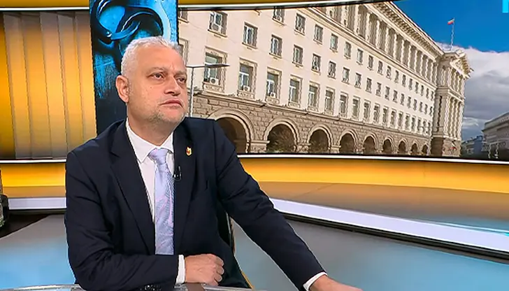 Партийни симпатизанти обсадиха районното управление след арест за купуване на гласове Партийни симпатизанти обсадиха районното управление след арест за купуване на гласове