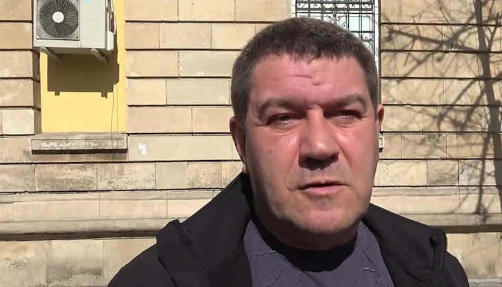 Собственикът на бензиностанция съветва шофьорите да пълнят резервоарите догоре