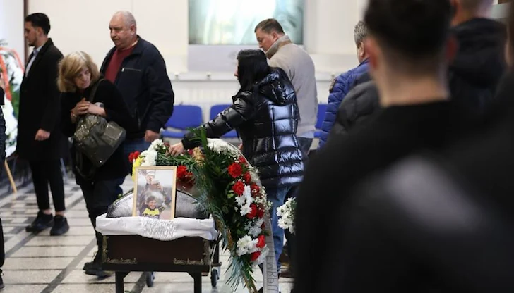 Близки и фенове изпратиха легендарния вратар в последния му земен път