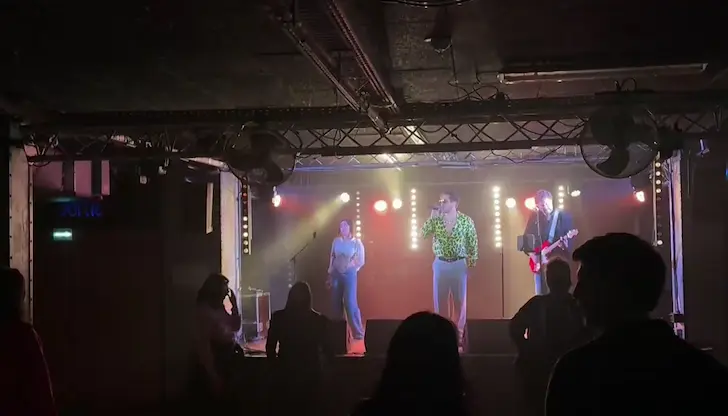 Актьорът пя пред шепа зрители в Париж