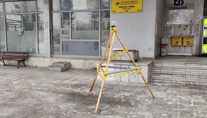 Изобретателна дървена конструкция предупреждава пешеходците за отлепящи се плочки пред Централна поща