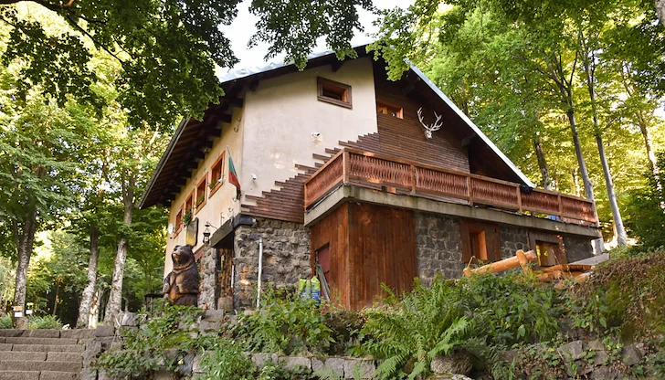 Мъжът се барикадира и заплаши проверяващите с оръжие