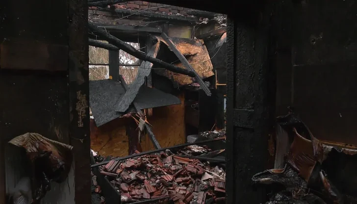 Огънят е изпепелил напълно вила в местността Садовете Огънят е изпепелил напълно вила в местността Садовете