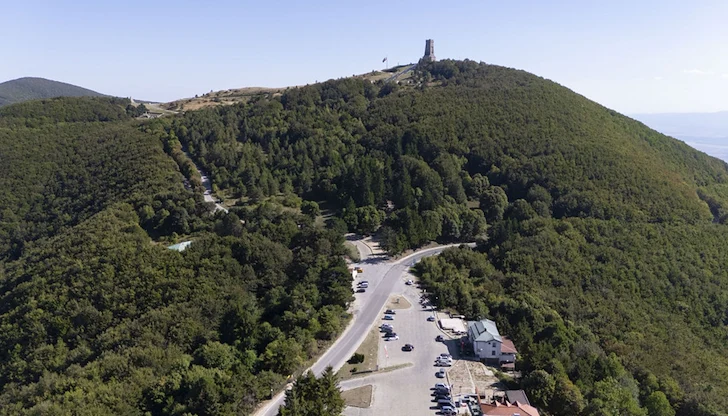 Тежкотоварният трафик спира от 12:00 до 20:00 часа Тежкотоварният трафик спира от 12:00 до 20:00 часа