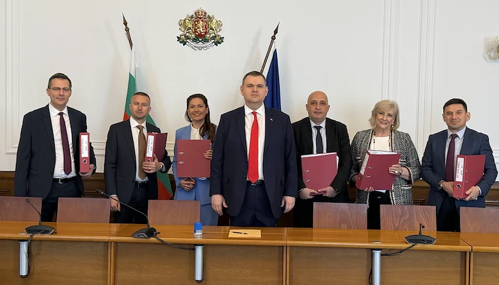 Партията внесе над 12 000 подписа в ЦИК Партията внесе над 12 000 подписа в ЦИК