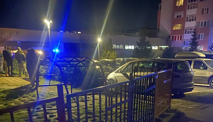 Експлозията в квартал „Чародейка“ увреди и паркирани автомобили