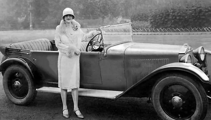 Млада дама в средата на 20-те години на 20 век Млада дама в средата на 20-те години на 20 век