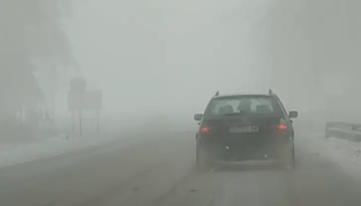 Намалена видимост затруднява движението през Стара планина