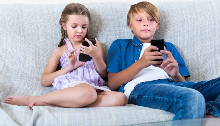Екраните отключват "телефонен аутизъм" при най-малките Екраните отключват "телефонен аутизъм" при най-малките