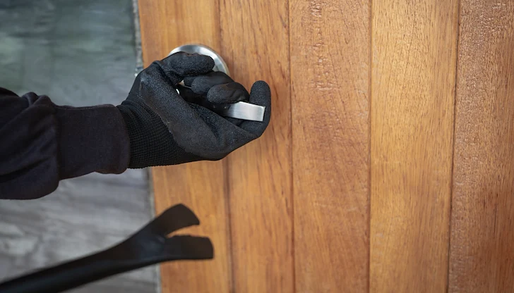 Престъпникът разбил катинара и счупил прозорец Престъпникът разбил катинара и счупил прозорец