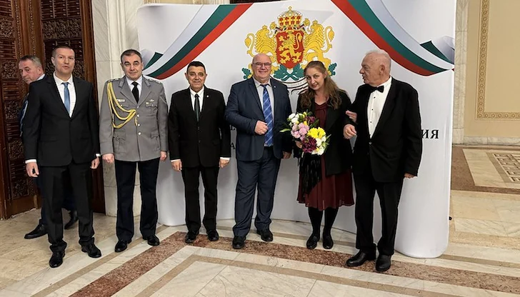 Дворецът на парламента блесна в бяло, зелено и червено Дворецът на парламента блесна в бяло, зелено и червено