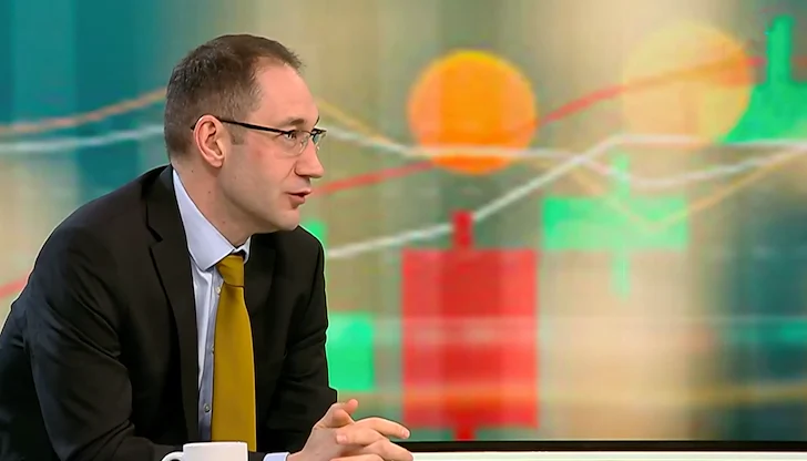 Чиновниците взимат много повече пари от работниците