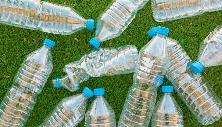 Уникалният метод използва модифицирани микроорганизми и стари бутилки Уникалният метод използва модифицирани микроорганизми и стари бутилки