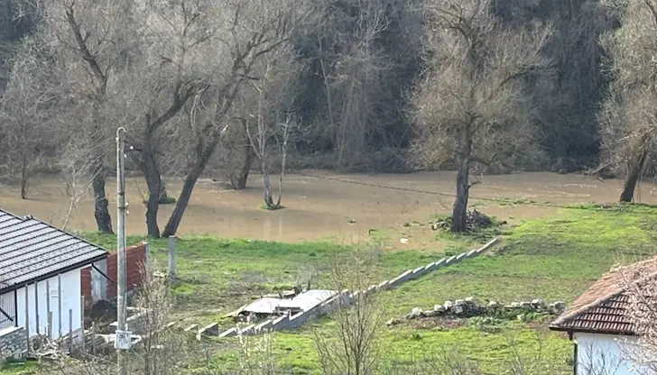 Черни Лом преля с метър край село Табачка Черни Лом преля с метър край село Табачка