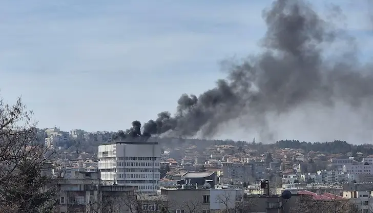 Три пожарни гасиха сградата на местната администрация